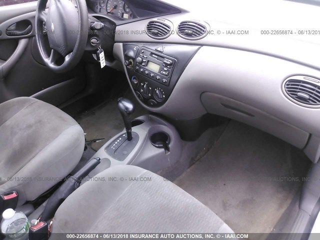 1FAFP34P3YW268408 - 2000 FORD FOCUS SE/SE COMFORT SILVER photo 5