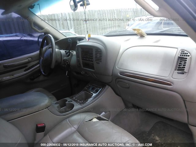 5LMFU28R22LJ06702 - 2002 LINCOLN NAVIGATOR BLACK photo 5