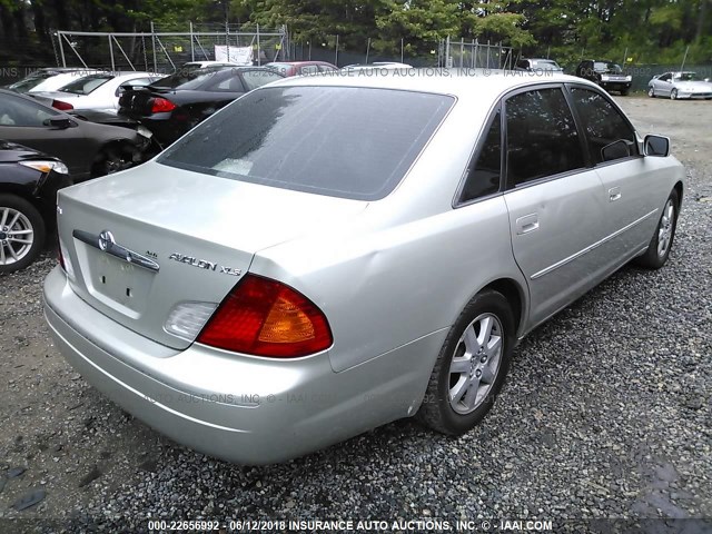 4T1BF28B3YU011308 - 2000 TOYOTA AVALON XL/XLS SILVER photo 4