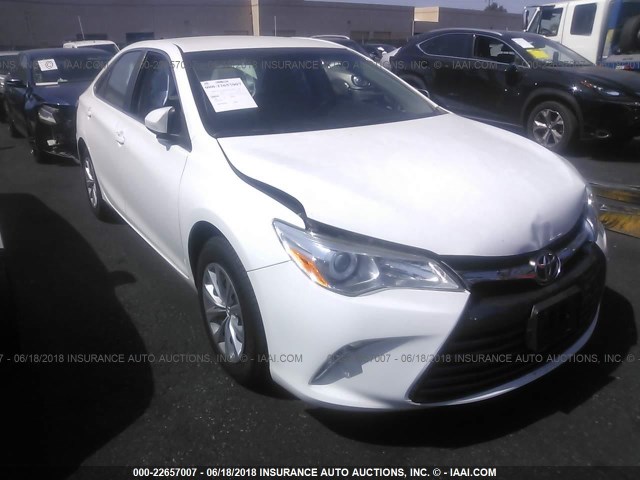 4T4BF1FK2FR478610 - 2015 TOYOTA CAMRY LE/XLE/SE/XSE WHITE photo 1