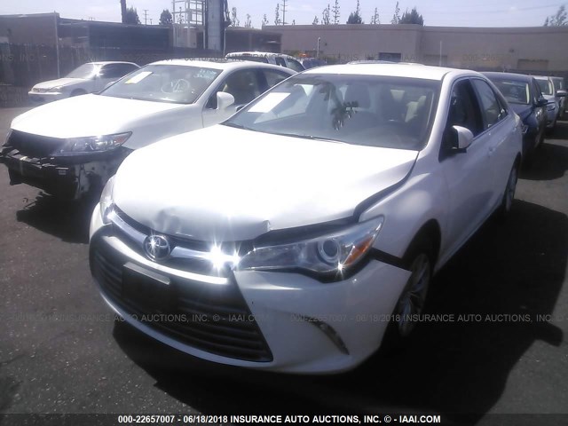 4T4BF1FK2FR478610 - 2015 TOYOTA CAMRY LE/XLE/SE/XSE WHITE photo 2