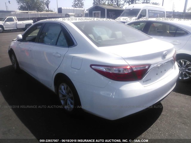 4T4BF1FK2FR478610 - 2015 TOYOTA CAMRY LE/XLE/SE/XSE WHITE photo 3