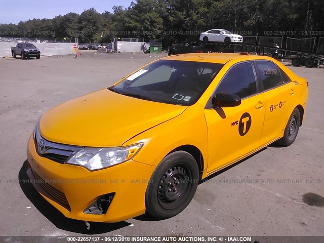 4T1BD1FK3CU048001 - 2012 TOYOTA CAMRY HYBRID/LE/XLE 黄色 照片 2