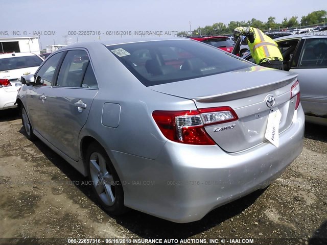 4T1BF1FK2CU579149 - 2012 TOYOTA CAMRY SE/LE/XLE 银色 照片 3