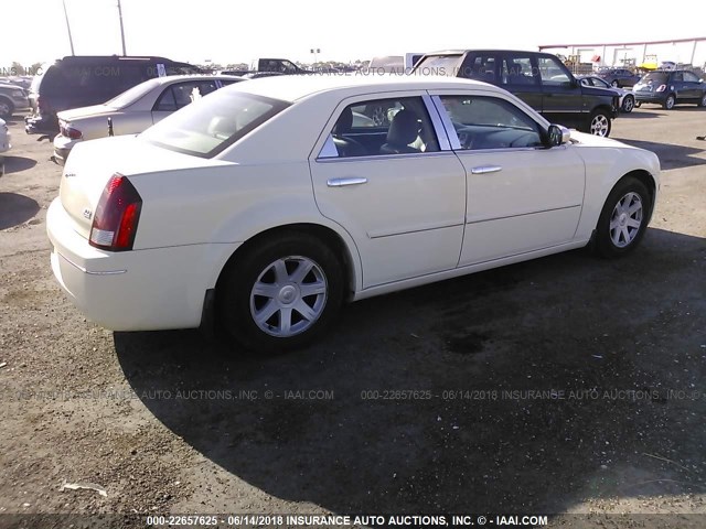 2C3JA53G55H169199 - 2005 CHRYSLER 300 TOURING WHITE photo 4