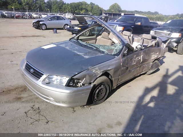 4T1BG22K0YU945321 - 2000 TOYOTA CAMRY CE/LE/XLE ოქროსფერი ფოტო 2