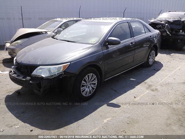 4T1BF1FK9EU332228 - 2014 TOYOTA CAMRY L/SE/LE/XLE 灰色 照片 2