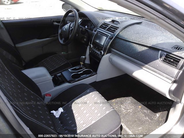 4T1BF1FK9EU332228 - 2014 TOYOTA CAMRY L/SE/LE/XLE 灰色 照片 5