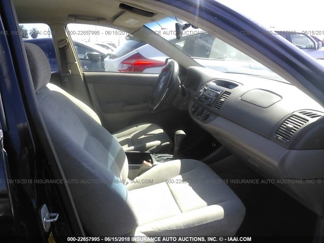 4T1BF30K02U006754 - 2002 TOYOTA CAMRY LE/XLE/SE შავი ფოტო 5