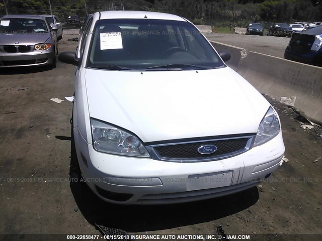 1FAHP34N57W170101 - 2007 FORD FOCUS ZX4/S/SE/SES 白色 照片 6