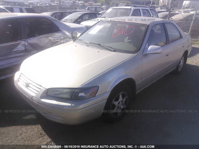 JT2BG22KXV0026250 - 1997 TOYOTA CAMRY LE/XLE GOLD photo 2