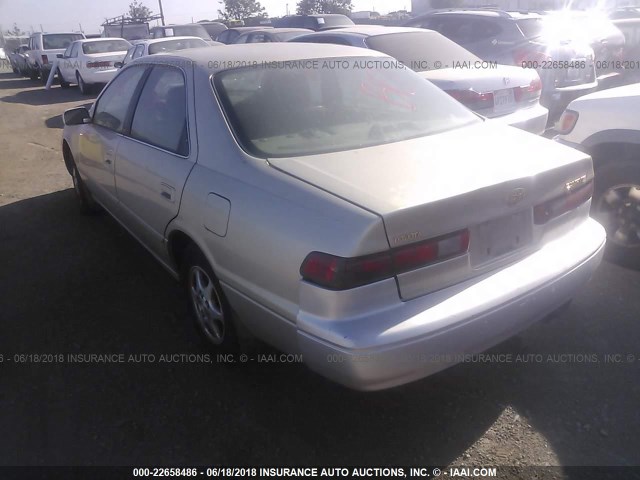 JT2BG22KXV0026250 - 1997 TOYOTA CAMRY LE/XLE GOLD photo 3