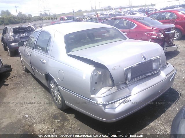 1LNHM81VX7Y619616 - 2007 LINCOLN TOWN CAR SIGNATURE SILVER photo 3