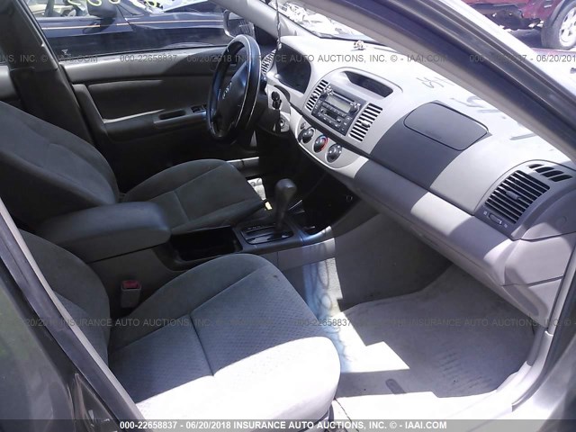 4T1BE32K14U889301 - 2004 TOYOTA CAMRY LE/XLE/SE ნაცრისფერი ფოტო 5