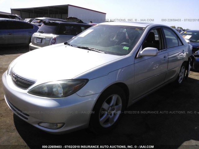 4T1BE32KX3U696580 - 2003 TOYOTA CAMRY LE/XLE/SE ვერცხლისფერი ფოტო 2