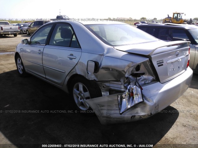 4T1BE32KX3U696580 - 2003 TOYOTA CAMRY LE/XLE/SE ვერცხლისფერი ფოტო 3