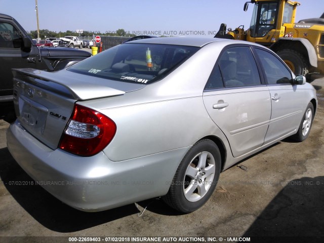 4T1BE32KX3U696580 - 2003 TOYOTA CAMRY LE/XLE/SE ვერცხლისფერი ფოტო 4