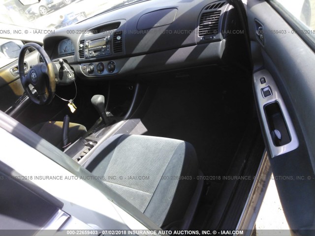 4T1BE32KX3U696580 - 2003 TOYOTA CAMRY LE/XLE/SE ვერცხლისფერი ფოტო 5