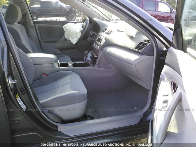 4T4BF3EK5BR211677 - 2011 TOYOTA CAMRY SE/LE/XLE GRAY photo 5