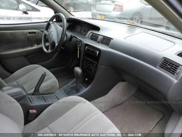4T1BG22KXXU427943 - 1999 TOYOTA CAMRY CE/LE/XLE GRAY photo 5