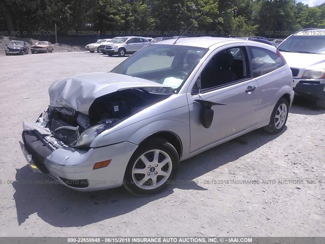 3FAFP31N35R151946 - 2005 FORD FOCUS ZX3 SILVER photo 2