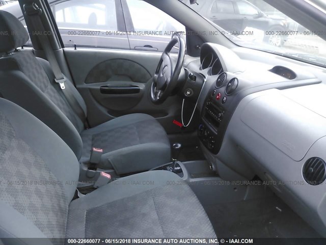 KL1TD52624B145204 - 2004 CHEVROLET AVEO SILVER photo 5