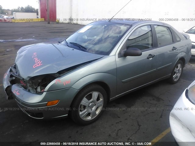 1FAFP34N45W162818 - 2005 FORD FOCUS ZX4 GRAY photo 2