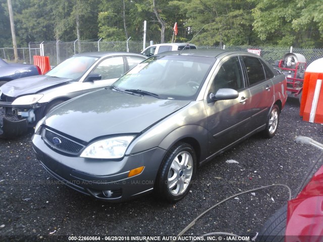 1FAFP38Z65W160498 - 2005 FORD FOCUS ZX4 ST GRAY photo 2