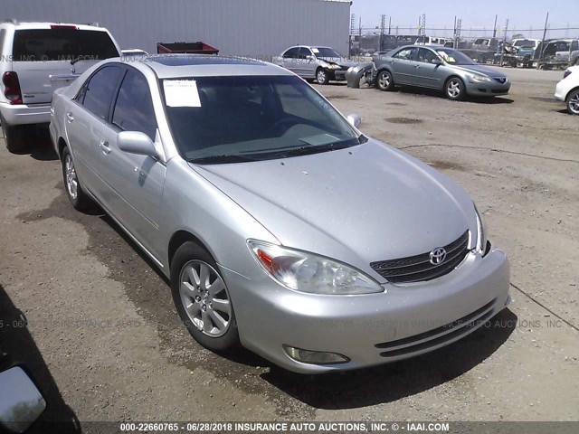 JTDBF30KX20011875 - 2002 TOYOTA CAMRY LE/XLE/SE ვერცხლისფერი ფოტო 1