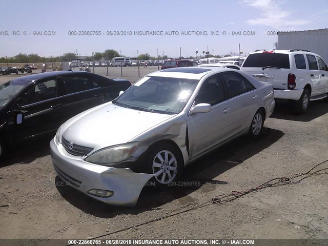 JTDBF30KX20011875 - 2002 TOYOTA CAMRY LE/XLE/SE ვერცხლისფერი ფოტო 2
