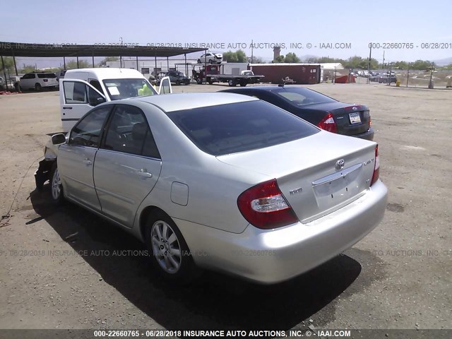 JTDBF30KX20011875 - 2002 TOYOTA CAMRY LE/XLE/SE ვერცხლისფერი ფოტო 3