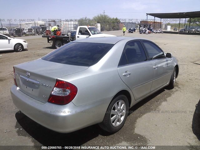 JTDBF30KX20011875 - 2002 TOYOTA CAMRY LE/XLE/SE ვერცხლისფერი ფოტო 4