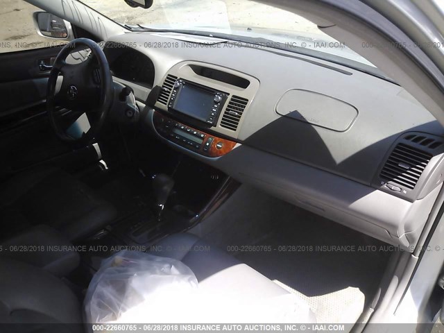 JTDBF30KX20011875 - 2002 TOYOTA CAMRY LE/XLE/SE ვერცხლისფერი ფოტო 5