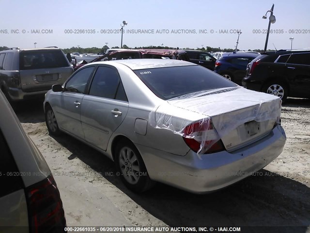 4T1BE32K52U611644 - 2002 TOYOTA CAMRY LE/XLE/SE ვერცხლისფერი ფოტო 3