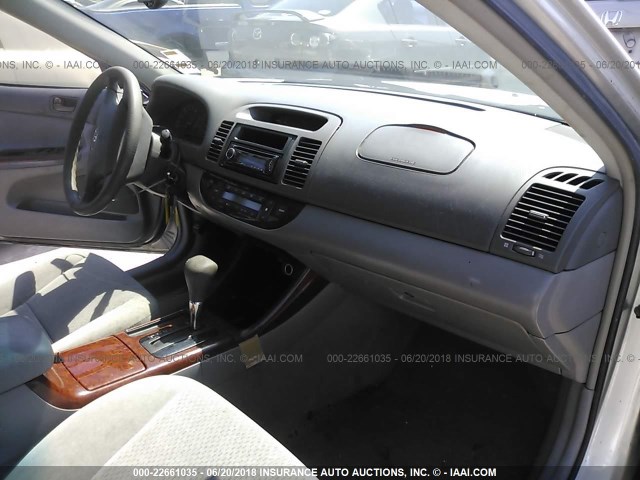 4T1BE32K52U611644 - 2002 TOYOTA CAMRY LE/XLE/SE ვერცხლისფერი ფოტო 5