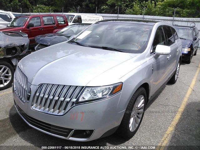 2LMHJ5FRXBBJ51304 - 2011 LINCOLN MKT SILVER photo 2