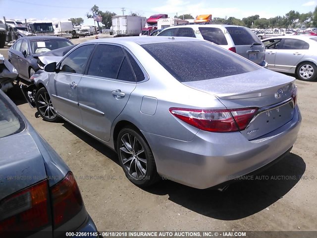 4T1BK1FK7FU553694 - 2015 TOYOTA CAMRY XSE/XLE SILVER photo 3