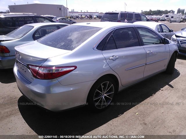 4T1BK1FK7FU553694 - 2015 TOYOTA CAMRY XSE/XLE Gümüş foto 4