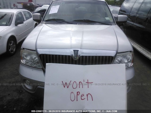 5LMFU28R93LJ20792 - 2003 LINCOLN NAVIGATOR 银色 照片 10