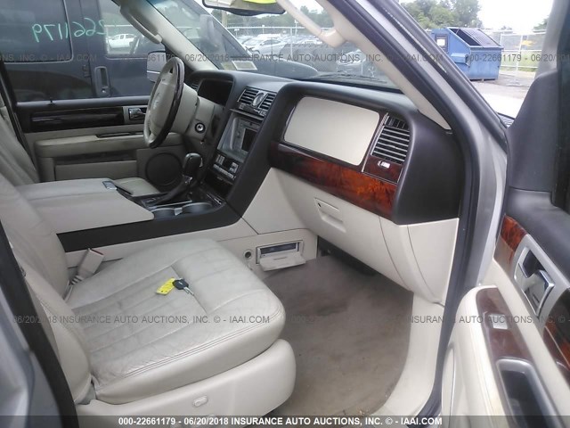 5LMFU28R93LJ20792 - 2003 LINCOLN NAVIGATOR 银色 照片 5