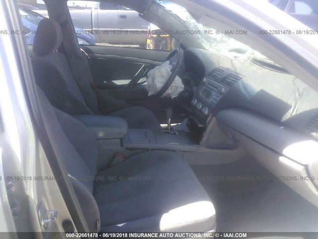 4T4BF3EK9AR031276 - 2010 TOYOTA CAMRY SE/LE/XLE SILVER photo 5