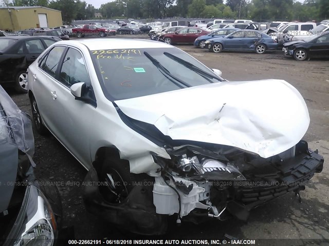 4T1BF1FK7HU296222 - 2017 TOYOTA CAMRY LE/XLE/SE/XSE 白色 照片 1
