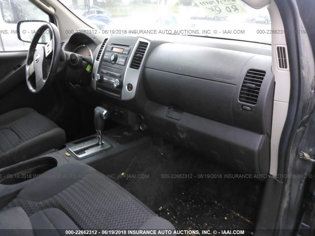 1N6AD0CW8AC444393 - 2010 NISSAN FRONTIER KING CAB SE/LE/NISMO GRAY photo 5