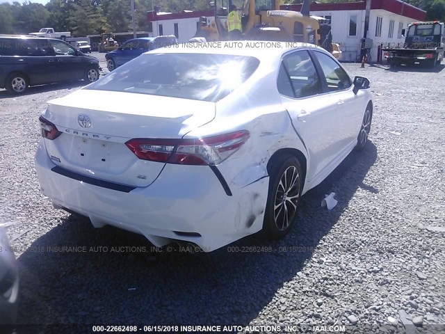 4T1B11HKXJU606140 - 2018 TOYOTA CAMRY L/LE/XLE/SE/XSE WHITE photo 4