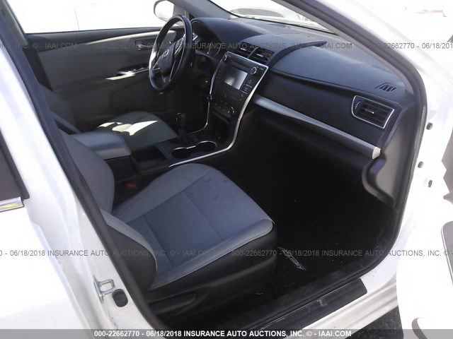 4T1BF1FK4GU230127 - 2016 TOYOTA CAMRY LE/XLE/SE/XSE 白色 照片 5