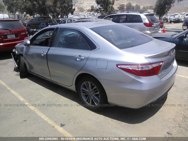 4T1BF1FK1GU229730 - 2016 TOYOTA CAMRY LE/XLE/SE/XSE SILVER photo 3