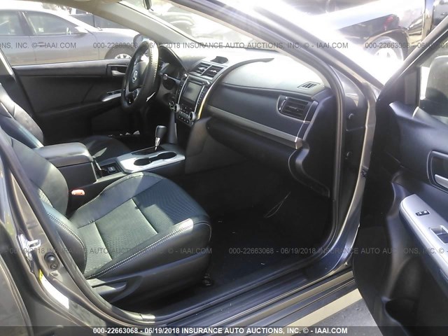 4T1BF1FK3CU119210 - 2012 TOYOTA CAMRY SE/LE/XLE 灰色 照片 5