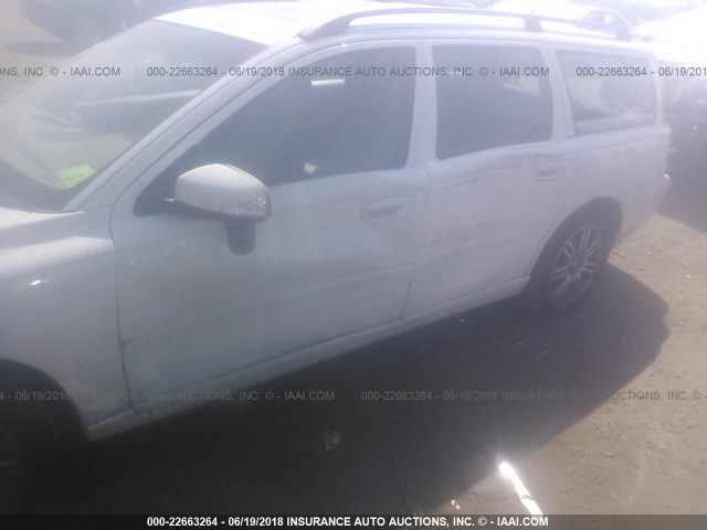 YV1SW612372654008 - 2007 VOLVO V70 WHITE photo 6