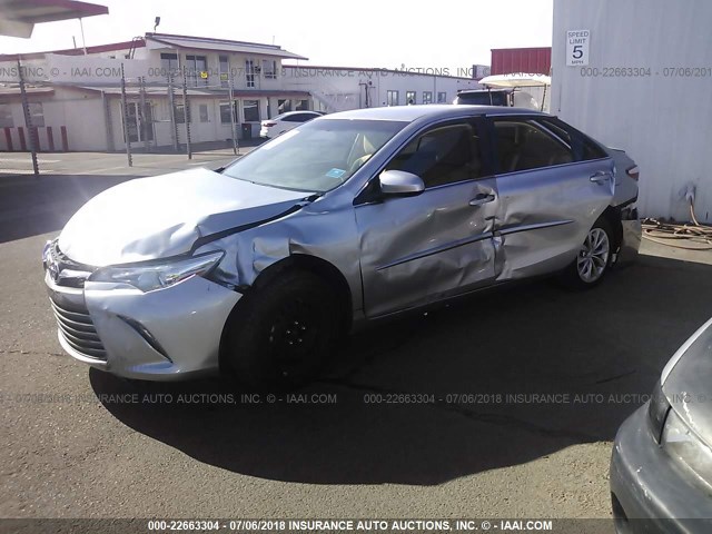 4T4BF1FK2GR563934 - 2016 TOYOTA CAMRY LE/XLE/SE/XSE SILVER photo 2