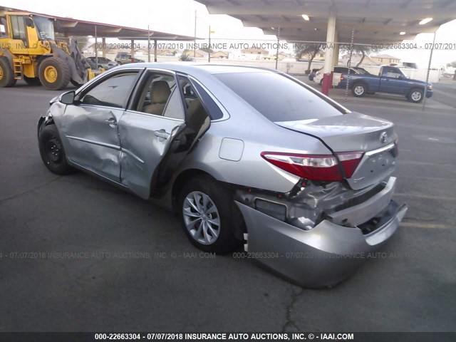 4T4BF1FK2GR563934 - 2016 TOYOTA CAMRY LE/XLE/SE/XSE SILVER photo 3